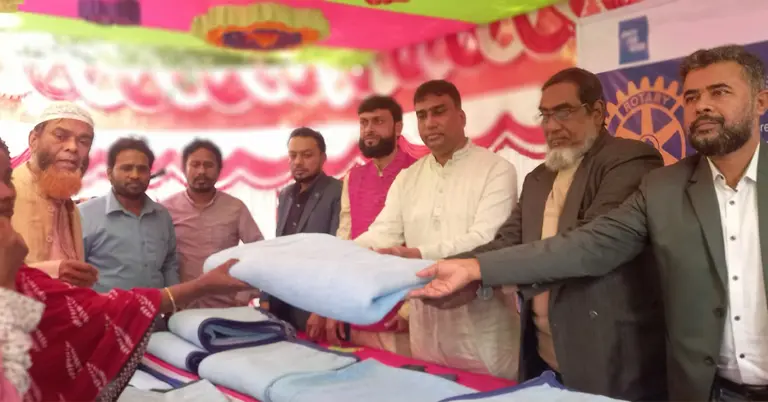 রোটারি ক্লাব অব ঢাকা নর্থ ইষ্টের পক্ষ থেকে শীতবস্ত্র বিতরণ